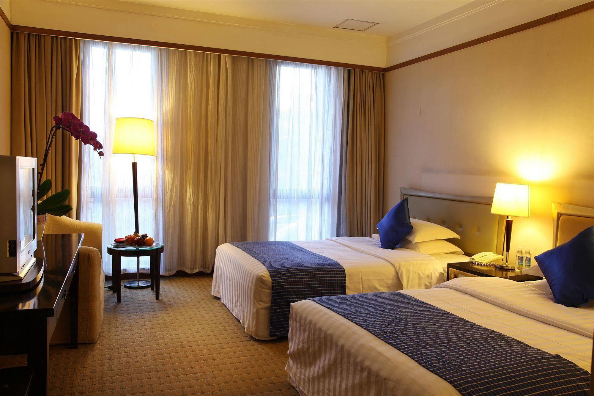 Redwall Hotel Пекин Экстерьер фото